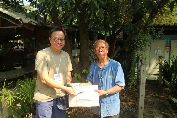 Mr. Boonlom Taokaew of Suan Lom Sirin, the Community Sufficiency Agriculture Learning Centre in Thailand, receives a souvenir from
Professor Wai-Fung Lam of The University of Hong Kong